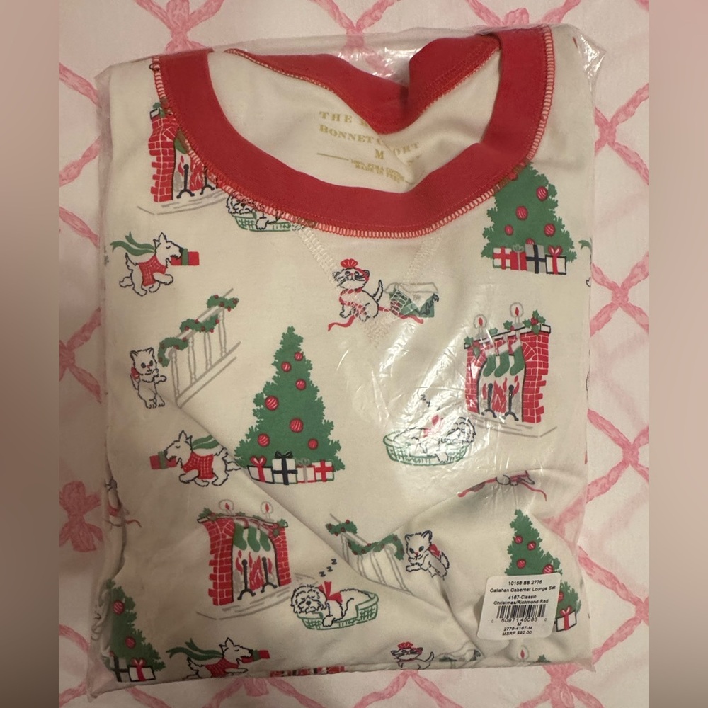 NIB Callahan Cabernet Lounge Set (Women) - Classic
Christmas with Richmond Red